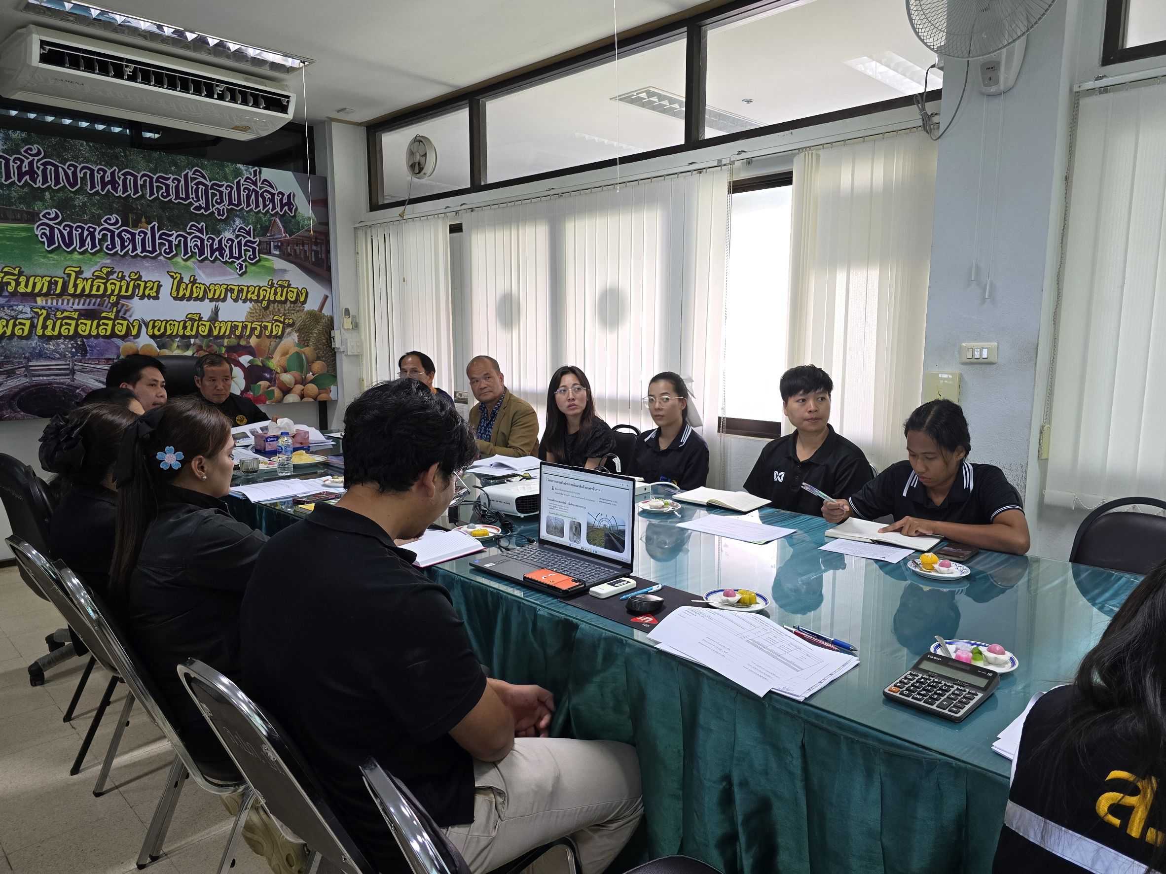 title - วันที่ 13 สิงหาคม 2569 เวลา 14.00 น. นายวิทูล ประดิษฐบุญ ปฏิรูปที่ดินจังหวัดปราจีนบุรี พร้อมด้วย ผู้อำนวยการกลุ่ม/ฝ่าย และเจ้าหน้าที่ ส.ป.ก.ปราจีนบุรี ให้การต้อนรับและเข้าร่วมประชุมพร้อมรายงานผลการดำเนินงานตามแผนงาน/โครงการ ผลการเบิกจ่ายเงินงบประมาณ ประจำปีงบประมาณ พ.ศ. 2569 และรายงานปัญหาอุปสรรค